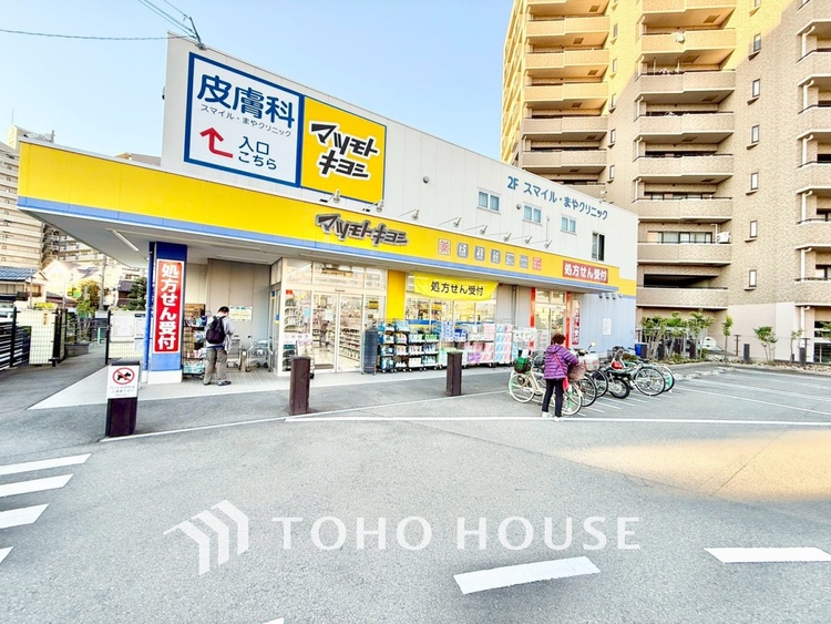 周辺 マツモトキヨシ西所沢店まで90m。徒歩1分。駐車場も広々としたドラッグストア。急ぎの時も安心です。