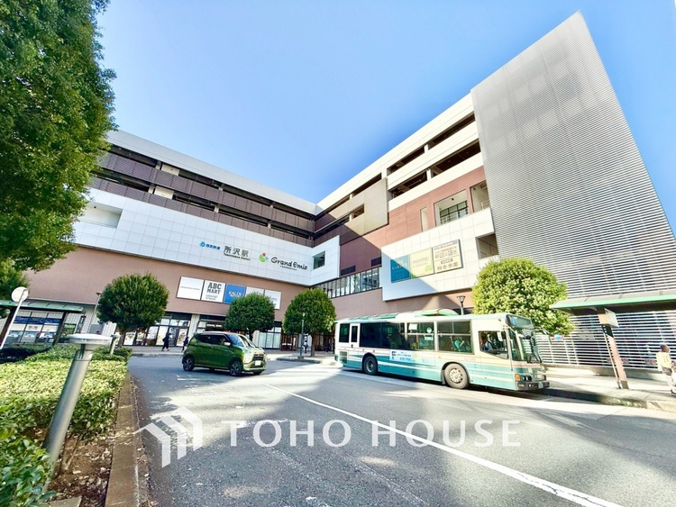 周辺 所沢駅まで1500m。徒歩20分。バスで12分で到着します。日用品からファッションまで幅広い商品を取りそろえた総合スーパーもあります。