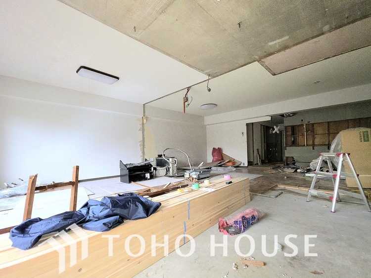 内装 現在リフォーム中。新しく生まれ変わる室内は、快適な暮らしを彩る空間へ。白を基調とした明るい内装、最新の設備が、あなたの新生活を豊かにします。完成を楽しみにお待ちください。