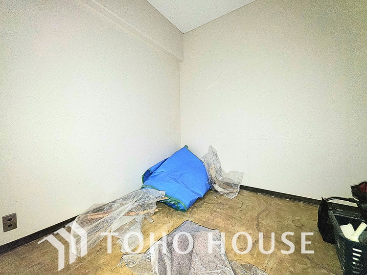 内装 現在リフォーム中。新しく生まれ変わる室内は、快適な暮らしを彩る空間へ。白を基調とした明るい内装、最新の設備が、あなたの新生活を豊かにします。完成を楽しみにお待ちください。