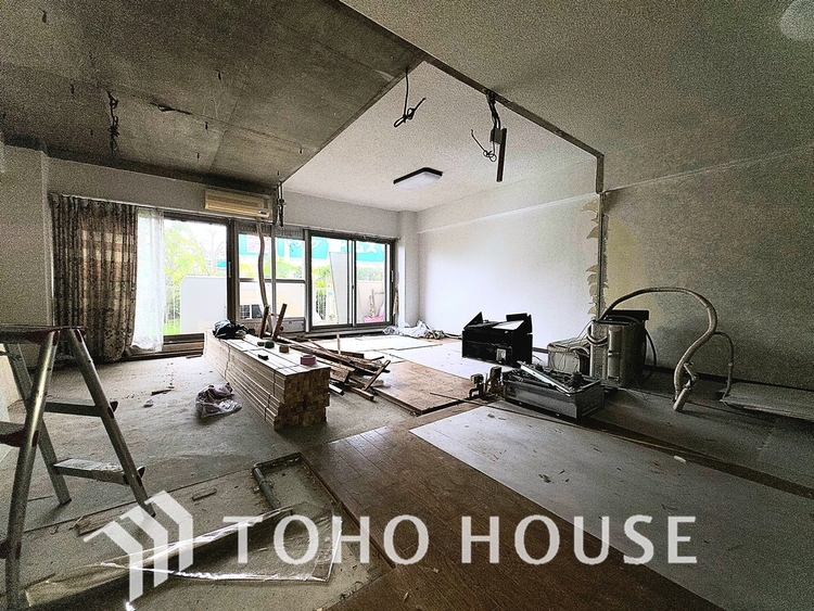 内装 現在リフォーム中。新しく生まれ変わる室内は、快適な暮らしを彩る空間へ。白を基調とした明るい内装、最新の設備が、あなたの新生活を豊かにします。完成を楽しみにお待ちください。