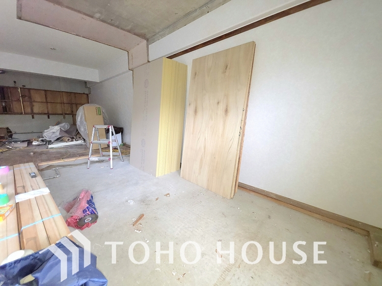 内装 現在リフォーム中。新しく生まれ変わる室内は、快適な暮らしを彩る空間へ。白を基調とした明るい内装、最新の設備が、あなたの新生活を豊かにします。完成を楽しみにお待ちください。