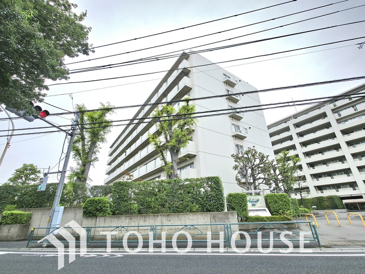 外観 緑豊かな植栽と、白を基調とした外壁が調和した清潔感あふれる外観です。マンションを取り囲む生垣が、プライベートな空間を確保します。