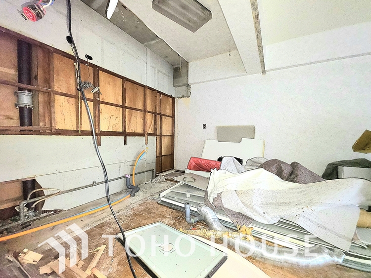 キッチン 現在リフォーム中。新しく生まれ変わる室内は、快適な暮らしを彩る空間へ。白を基調とした明るい内装、最新の設備が、あなたの新生活を豊かにします。完成を楽しみにお待ちください。