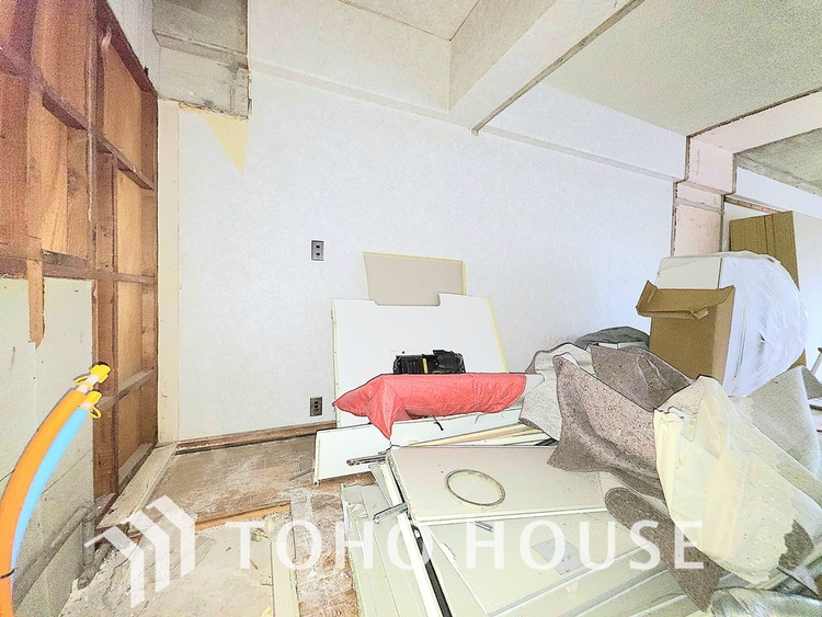 キッチン 現在リフォーム中。新しく生まれ変わる室内は、快適な暮らしを彩る空間へ。白を基調とした明るい内装、最新の設備が、あなたの新生活を豊かにします。完成を楽しみにお待ちください。