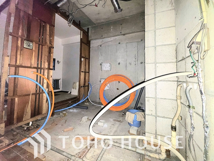 風呂 現在リフォーム中。新しく生まれ変わる室内は、快適な暮らしを彩る空間へ。白を基調とした明るい内装、最新の設備が、あなたの新生活を豊かにします。完成を楽しみにお待ちください。