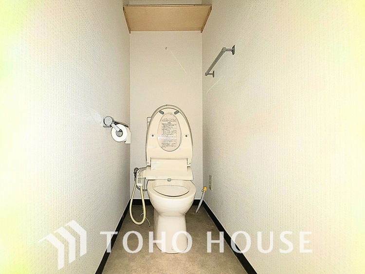 トイレ 現在リフォーム中。新しく生まれ変わる室内は、快適な暮らしを彩る空間へ。白を基調とした明るい内装、最新の設備が、あなたの新生活を豊かにします。完成を楽しみにお待ちください。