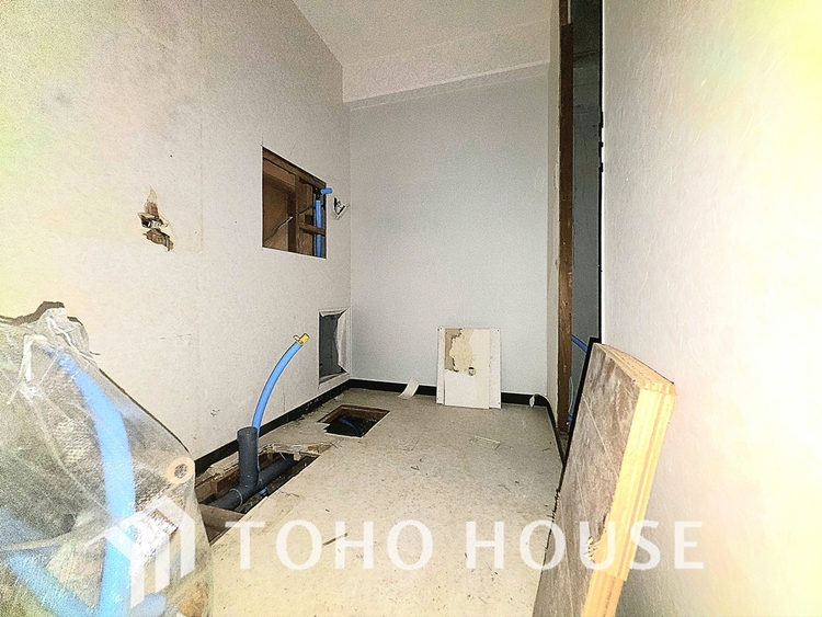 洗面 現在リフォーム中。新しく生まれ変わる室内は、快適な暮らしを彩る空間へ。白を基調とした明るい内装、最新の設備が、あなたの新生活を豊かにします。完成を楽しみにお待ちください。