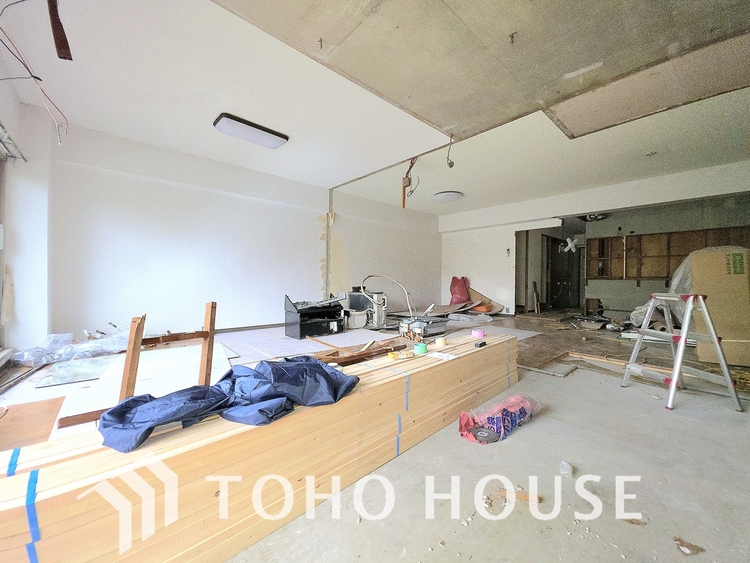 収納 現在リフォーム中。新しく生まれ変わる室内は、快適な暮らしを彩る空間へ。白を基調とした明るい内装、最新の設備が、あなたの新生活を豊かにします。完成を楽しみにお待ちください。