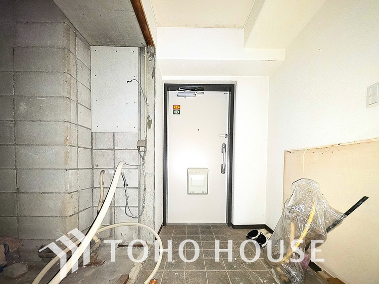 玄関 現在リフォーム中。新しく生まれ変わる室内は、快適な暮らしを彩る空間へ。白を基調とした明るい内装、最新の設備が、あなたの新生活を豊かにします。完成を楽しみにお待ちください。