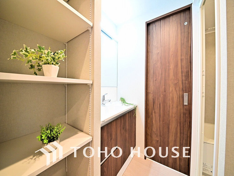 洗面 落ち着きのある色合いでまとめられた洗面室