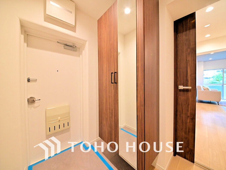 玄関 落ち着いた雰囲気の玄関、家族の帰りを暖かく迎えてくれます