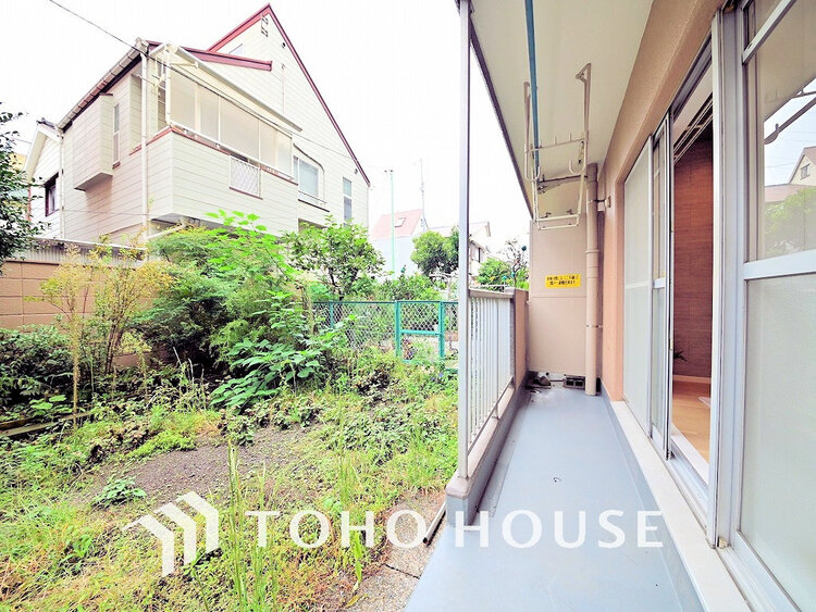 バルコニー 日当たりの良いバルコニーで晴れの日の洗濯物も楽しみになりますね