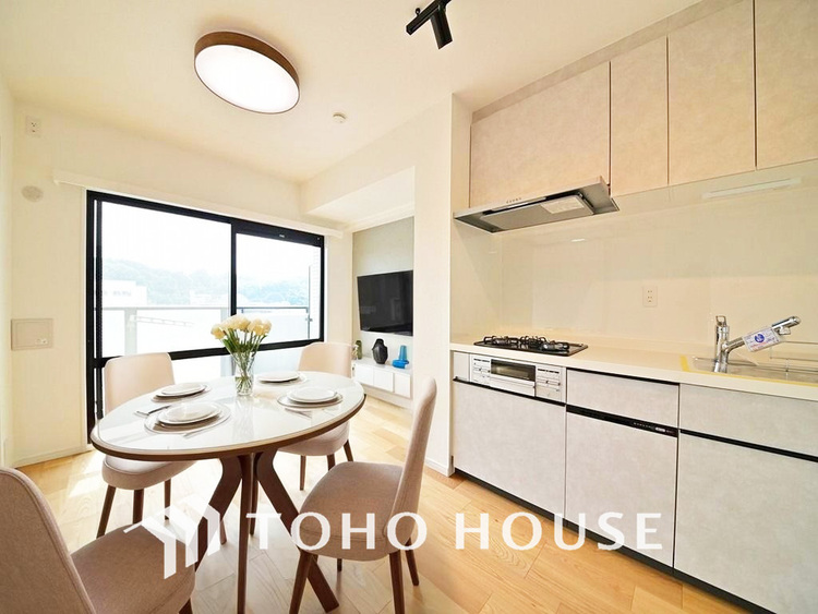 内装 明るいDKは自然と家族が集まるコミュニケーションの場所に（家具は全てCGです）