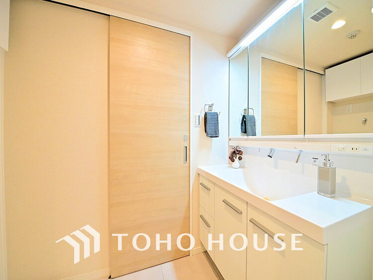 洗面 白を基調とした清潔感のある洗面室で朝の身支度を