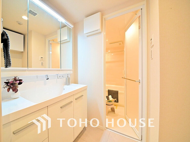 洗面 落ち着きのある色合いでまとめられた洗面室