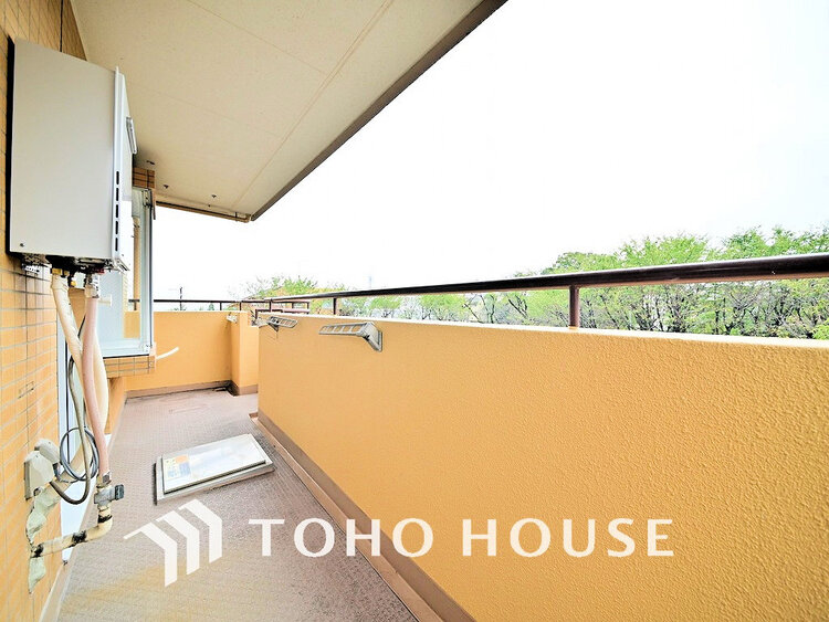 バルコニー 日当たりの良いバルコニーで晴れの日の洗濯物も楽しみになりますね