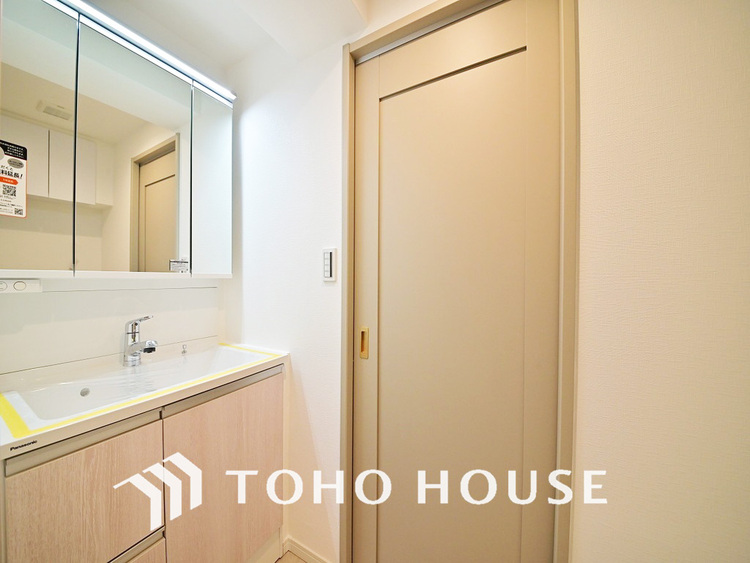 洗面 新規設置の洗面化粧台。収納豊富で使い勝手の良い3面鏡です