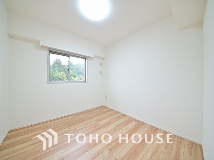 内装 採光もある洋室は、くつろぎのひと時を過ごすのにぴったり