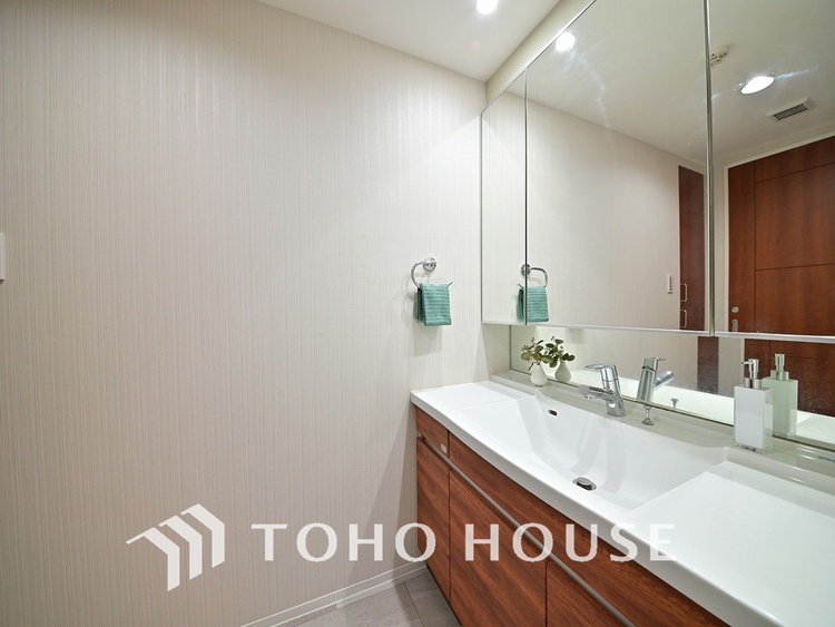 洗面 新規設置の洗面化粧台。収納豊富で使い勝手の良い3面鏡です