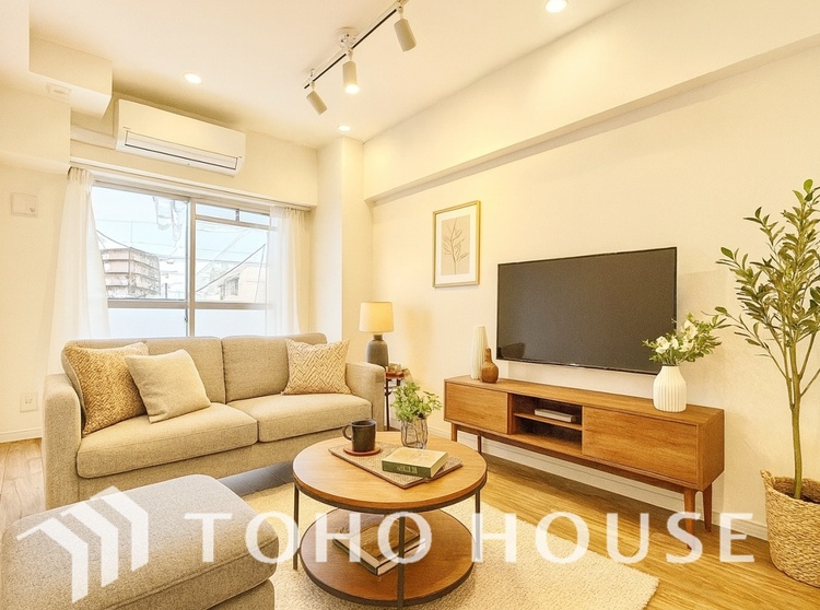 内装 ＊配置してある家具や小物はCGによるイメージ画像です。忙しい朝でも、しっかり家族が揃って食事をして頂けるゆとりある大きさのダイニングスペース。