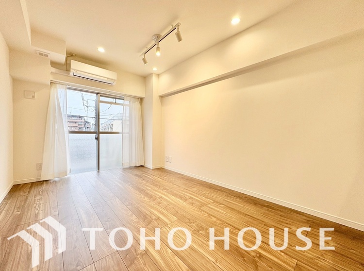 内装 ここはみんなが集い、食事と楽しい会話が始まる場所。話に夢中になりすぎて、ついつい時を忘れ、夜半過ぎになってしまう。そんな束の間の幸せを感じさせてくれます。