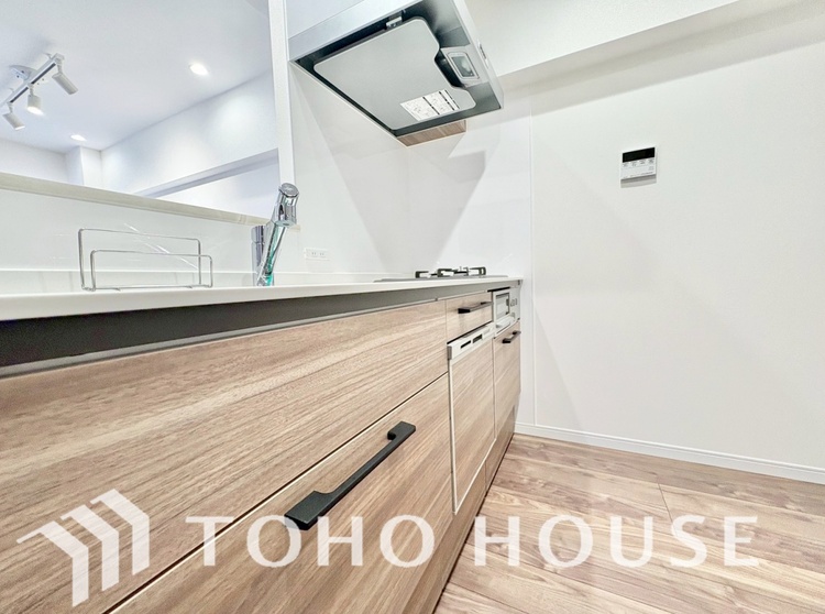 キッチン キッチンは家族の絆を育む大切な空間。シンプルで使い易いシステムキッチンで愉しく作る料理は愛情のある美味しいご馳走に。家族で使えるダイニングキッチンです。