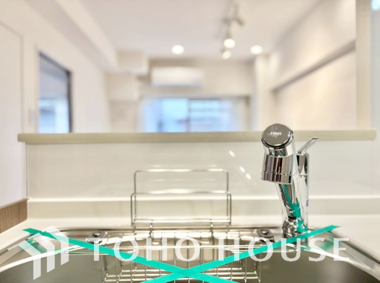 キッチン 広々としたキッチンのシンクは、料理の準備と片付けを楽にし、使いやすさを最大限に引き立てます。