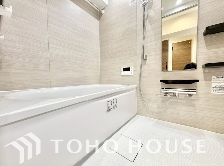 風呂 【浴室】《一日の疲れを落としてくれる場所は、落ち着く場所でなければならない》　高級感溢れるカラーと大きさ・柔らかな曲線で構成された半身浴も楽しめるバスタブが心地よさをもたらします。