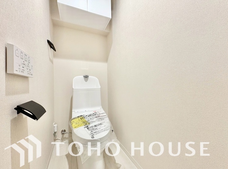 トイレ 清潔感あるホワイト調のクロスと温もり溢れるモダンカラーの床材が見事に調和した本邸宅は、毎日の生活を少しでも快適に過ごして頂ける様に落ち着いた雰囲気作りから行っています。