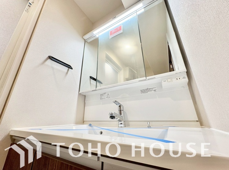 洗面 気持ちの良い朝をつくりだし、夕方には笑顔を取り戻させてくれるミラー。パウダールームはいつでも本来の自分を取り戻せる空間。明るく仕上げてあります。