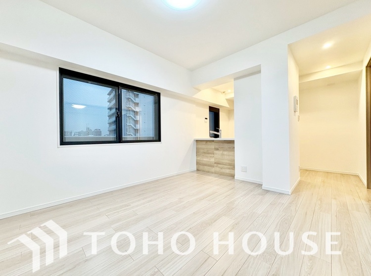 内装 ◆サンサンと◆差し込む太陽の光がこのリビングに笑いをもたらす.