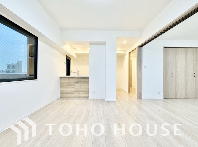 内装 ここはみんなが集い、食事と楽しい会話が始まる場所。話に夢中になりすぎて、ついつい時を忘れ、夜半過ぎになってしまう。そんな束の間の幸せを感じさせてくれます。