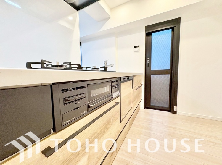 キッチン ◆愛育◆キッチンは家族の絆を育む大切な空間。シンプルで使い易いSystemKitchenで愉しく作る料理は愛情のある美味しいご馳走に。家族で使える広々としたダイニングキッチンです。