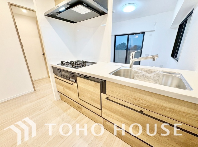 キッチン キッチンは家族の絆を育む大切な空間。シンプルで使い易いシステムキッチンで愉しく作る料理は愛情のある美味しいご馳走に。家族で使えるダイニングキッチンです。