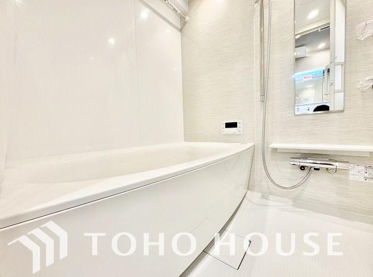 風呂 【浴室】《一日の疲れを落としてくれる場所は、落ち着く場所でなければならない》　高級感溢れるカラーと大きさ・柔らかな曲線で構成された半身浴も楽しめるバスタブが心地よさをもたらします。