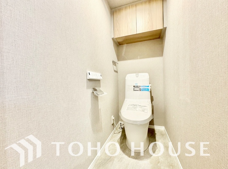 トイレ 清潔感あるホワイト調のクロスと温もり溢れるモダンカラーの床材が見事に調和した本邸宅は、毎日の生活を少しでも快適に過ごして頂ける様に落ち着いた雰囲気作りから行っています。