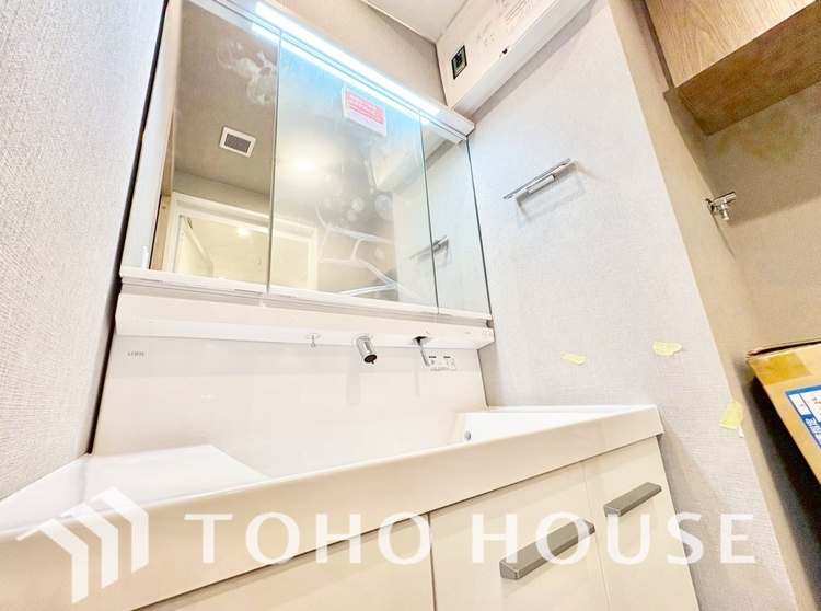 洗面 気持ちの良い朝をつくりだし、夕方には笑顔を取り戻させてくれるミラー。パウダールームはいつでも本来の自分を取り戻せる空間。明るく仕上げてあります。