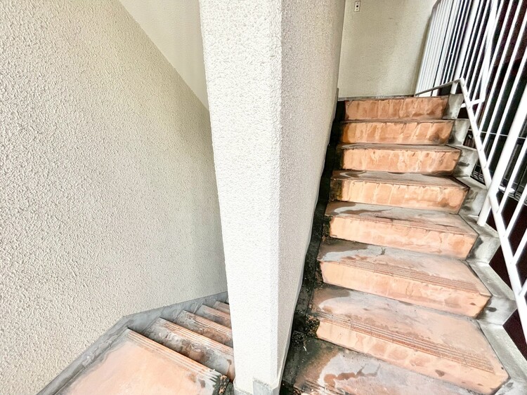 設備 共用部の階段です。明るく清潔に管理されています。