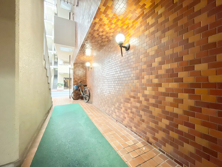 エントランス 綺麗に整備されており、行き届いた管理体制をうかがわせます。