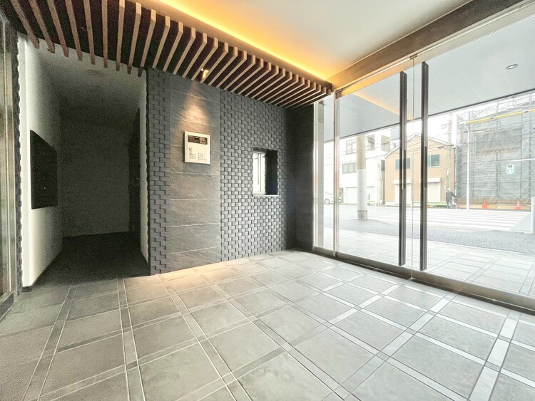 エントランス 綺麗に整備されており、行き届いた管理体制をうかがわせます。