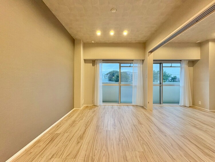 居間 落ち着いた雰囲気に包まれて、伸びやかな空間。