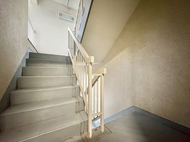 設備 共用部の階段です。明るく清潔に管理されています。