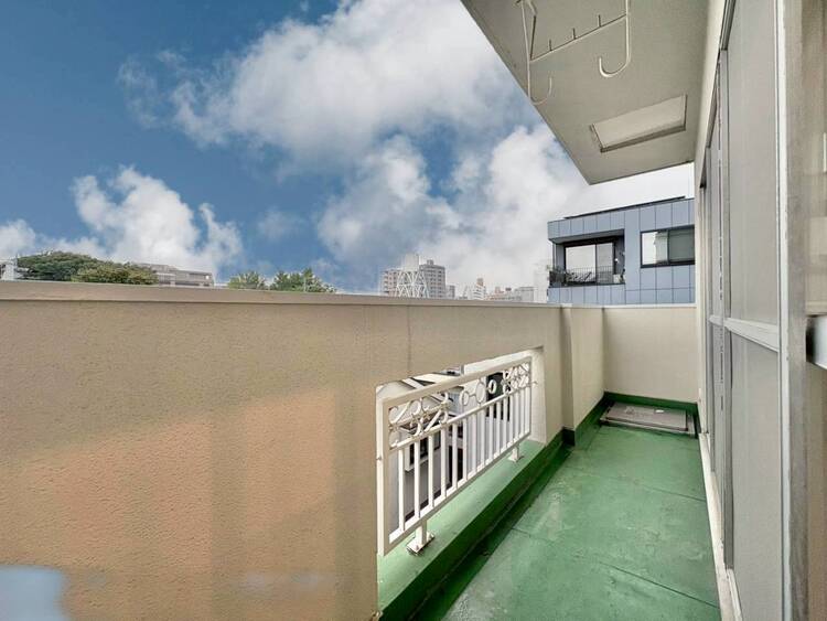 バルコニー 朝の澄んだ空気や、夕方に吹く清々しい風を感じられるバルコニー。