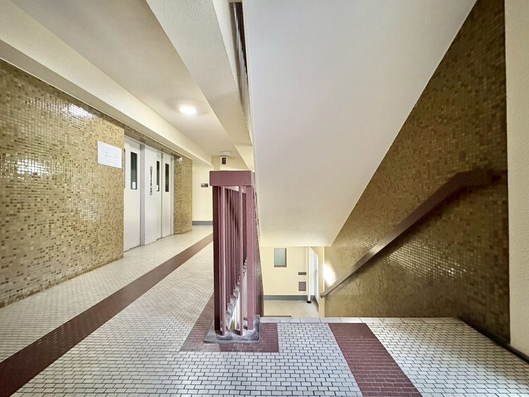 設備 共用部の階段です。明るく清潔に管理されています。