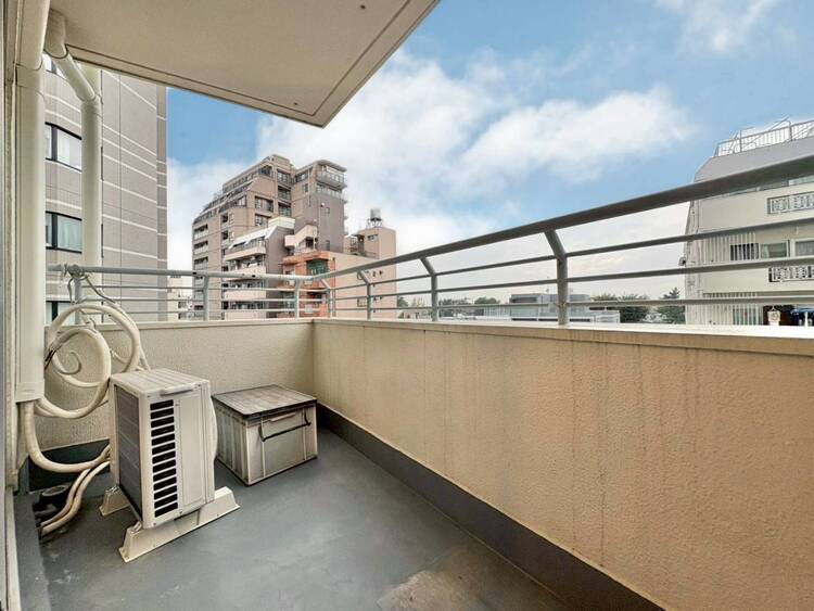 バルコニー 朝の澄んだ空気や、夕方に吹く清々しい風を感じられるバルコニー。