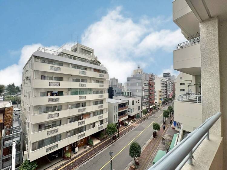 バルコニー 眺望や窓からの景色が良いと、家で過ごす時間も快適です。