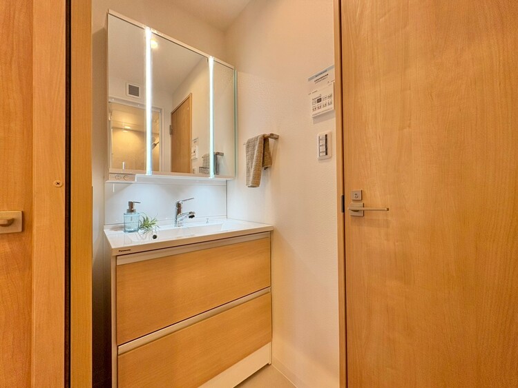 その他 清潔感を感じられる洗面化粧台。