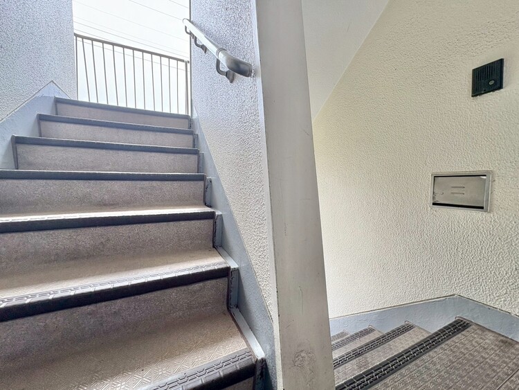 その他 共用部の階段です。明るく清潔に管理されています。