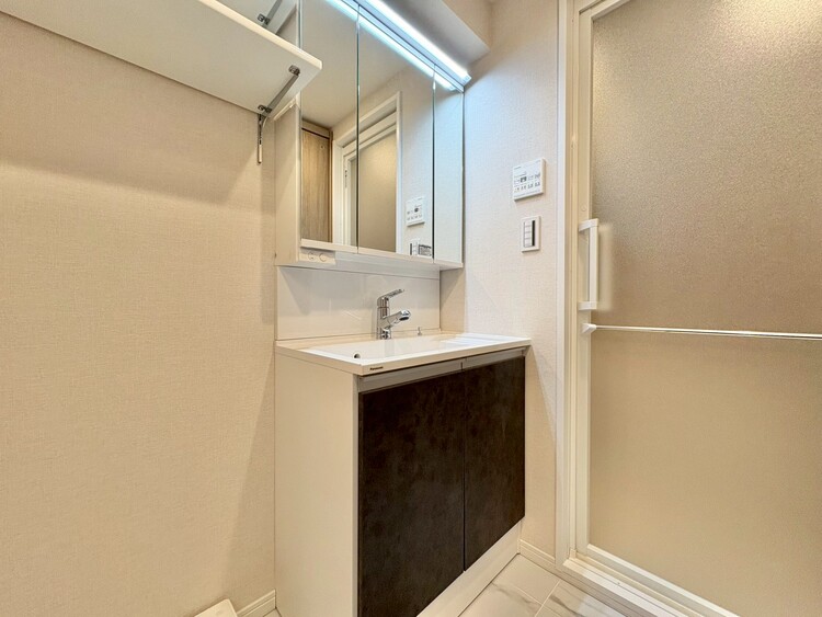 その他 清潔感を感じられる洗面化粧台。